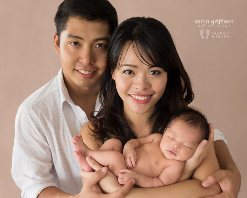 Brisbane Newborn Photography, Baby photographer Brisbane, Vietnamese newborn girl, Vietnamese family photo, Parents with newborn baby